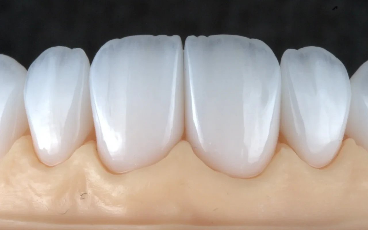 Lentes de contato sobre modelo, com textura e brilho de superfície